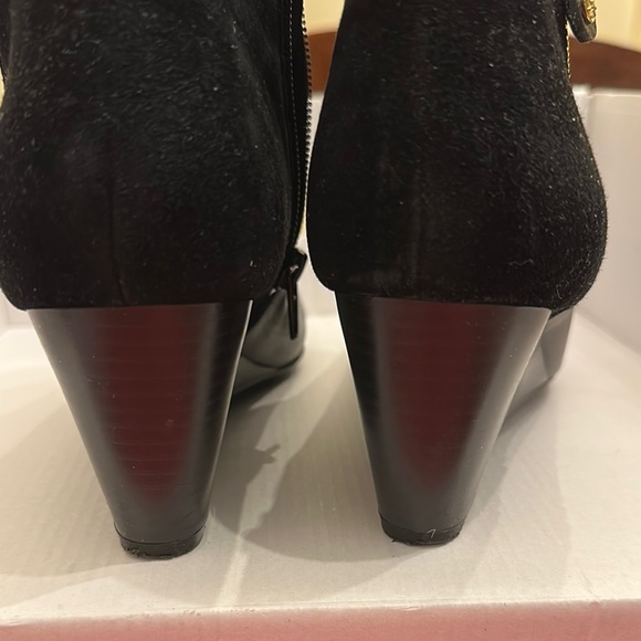 Isaac Mizrahi Black Wedge Ankle Boots - Picture 4 of 16